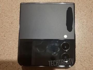 傳封面螢幕尺寸變大 SAMSUNG Z Flip4折疊手機實機照疑洩