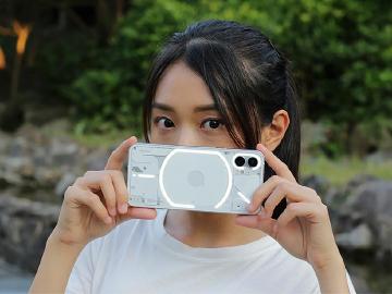 外觀吸睛、功能普普 Nothing Phone 1透明背蓋手機開箱評測