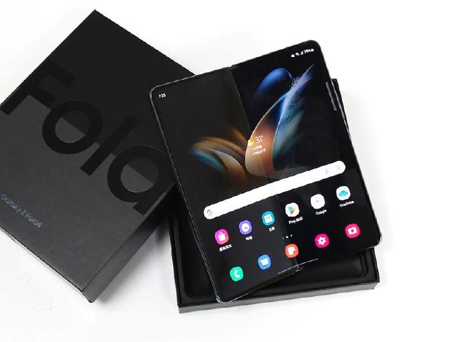 螢幕摺痕還在嗎？帶來哪些規格升級？三星Z Fold4摺疊手機開箱