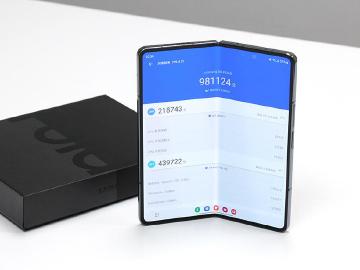 台積電4奈米高通S8+ Gen 1加持 SAMSUNG Fold4跑分實測