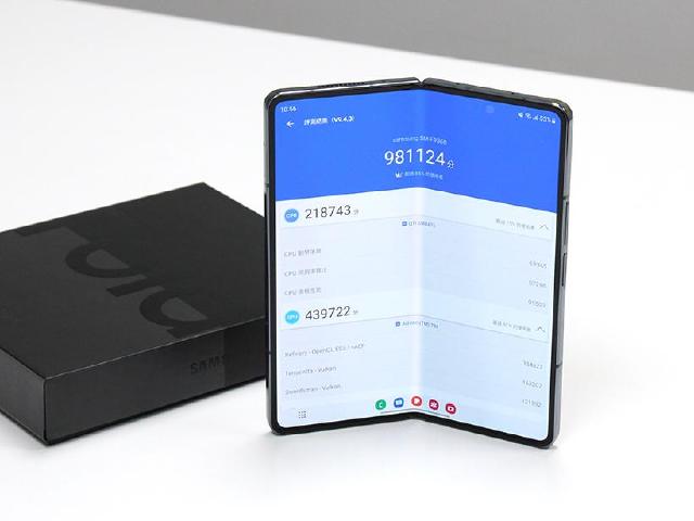 台積電4奈米高通S8+ Gen 1加持 SAMSUNG Fold4跑分實測