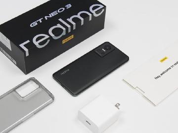 賽道柏油路紋理、磨砂背蓋 realme GT Neo3狂飆黑新色開箱
