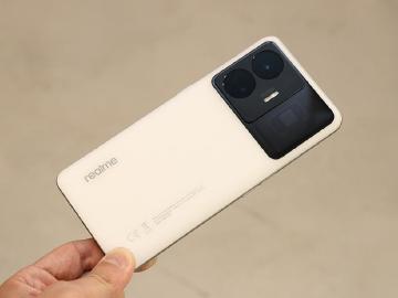 realme GT3登台動手玩 240W飆速秒充與覺醒光環系統吸睛