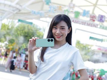 帶著華碩Zenfone 10闖蕩兒童新樂園！坐上雲霄飛車錄影不會晃？