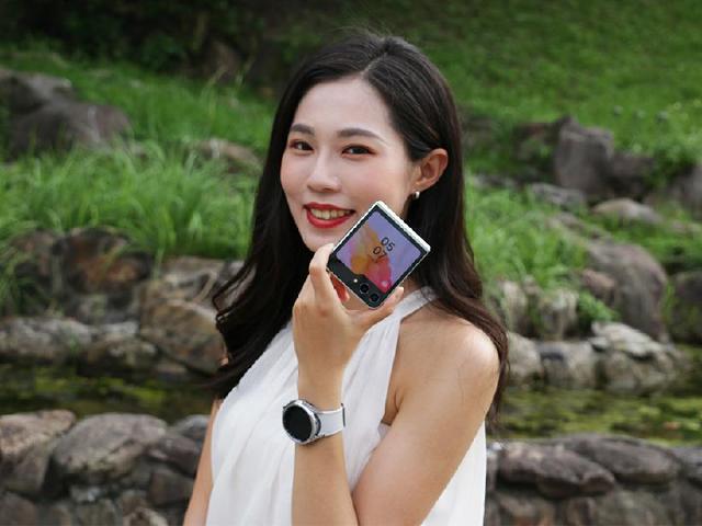 封面螢幕變更大了！三星Z Flip5小摺疊手機開箱體驗