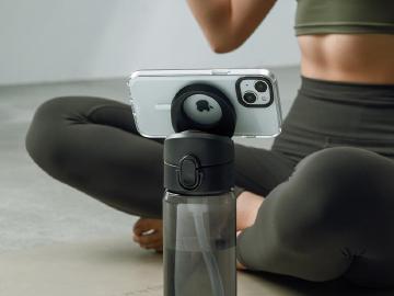 可當手機支架用！犀牛盾AquaStand磁吸水壺開賣