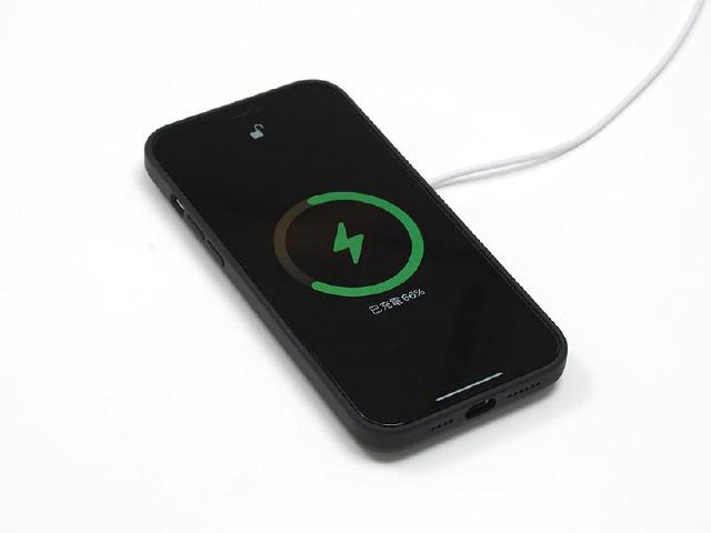 別再把手機放枕頭旁充電！蘋果提醒正確使用方式