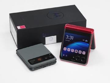 輕巧小摺疊手機 Motorola razr 40與razr 40 ultra開箱比較