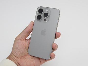 iPhone 15使用無線車充恐導致NFC壞掉?蘋果急推iOS 17.1.1修復更新