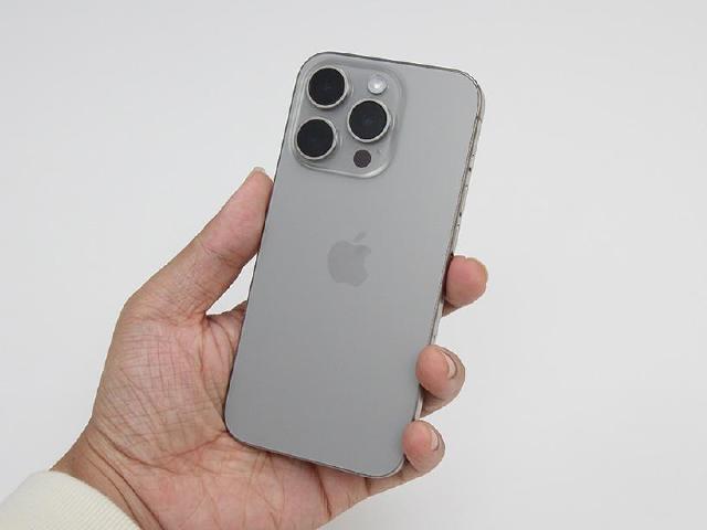 iPhone 15使用無線車充恐導致NFC壞掉？蘋果急推iOS 17.1.1修復更新