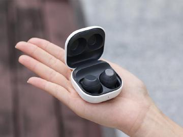 三星平價真無線耳機Galaxy Buds FE開箱！推薦嗎？適合誰？這篇告訴你