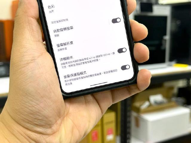 拿到新手機貼了保護貼觸控變得不靈敏？可以試試這個方法來改善