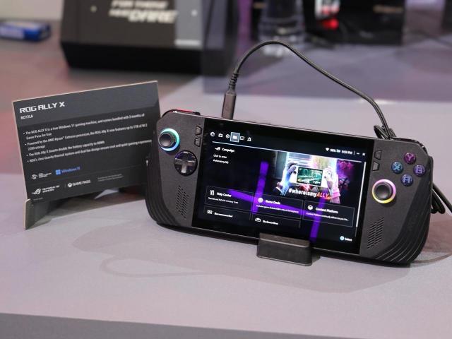 電池容量翻倍、黑底機身設計！ROG Ally X電競掌機動手玩