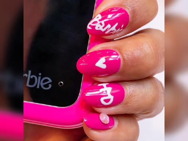 HMD攜手美泰兒 8月底發表桃紅機身設計的芭比掀蓋手機