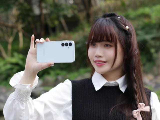 三星6.5吋平價手機Galaxy A25 5G現在買很划算！通路最低價格一次看(2024.8)