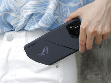 華碩6.78吋電競手機最佳入手時間點！ROG Phone 8通路最低價格整理(2024.11)