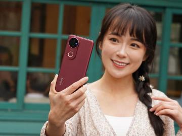 AI影棚級柔光環、超大電量!vivo V50蔡司人像鏡頭手機要你好看