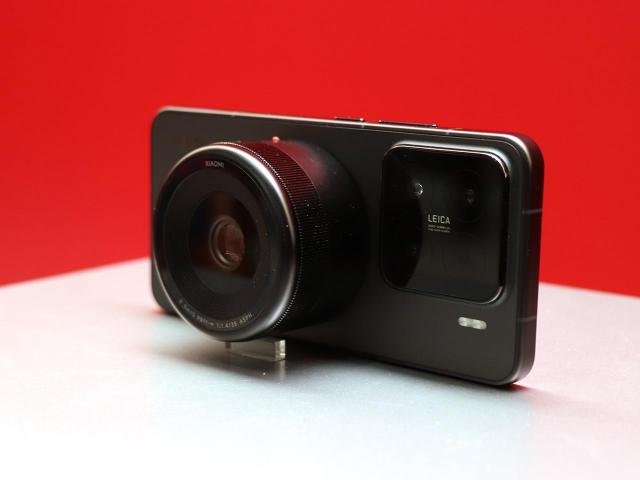 小米發表手機外掛式鏡頭概念產品 磁吸固定並靠雷射光傳輸數據