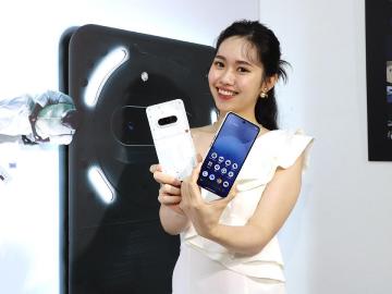透明機身中階手機Nothing Phone 3a價格13990起 4月台灣大上市