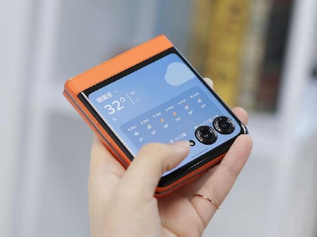 Motorola小摺疊手機價格直降8千5！razr 50通路最低價格一次看(2025.5)