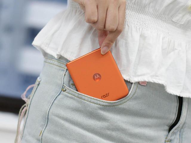 摩托羅拉這款小摺疊手機現在很便宜！Motorola razr 50通路最低價格整理(2025.6)