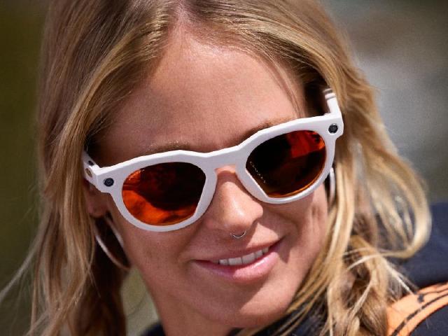 為戶外運動而生！Meta攜手Oakley推出HSTN新款AI智慧眼鏡