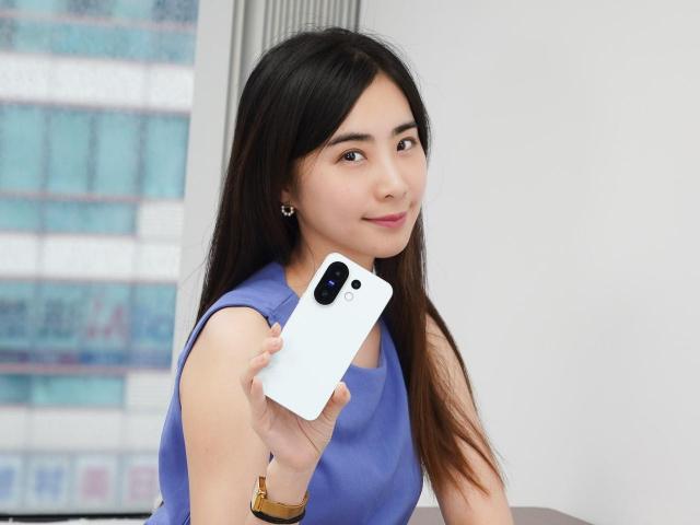 小螢幕規格、蔡司人像輕旗艦手機 vivo X200 FE開箱跑分