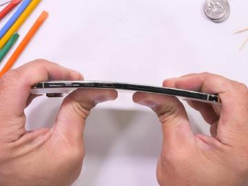 iPhone Air與17 Pro耐用度如何？實機拆解影片揭露更多內部細節