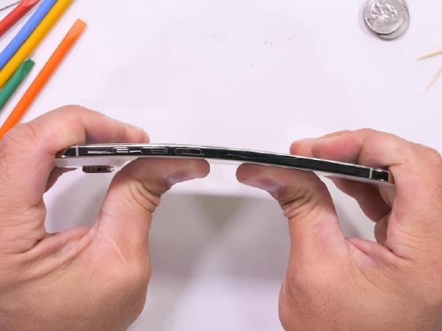 iPhone Air與17 Pro耐用度如何？實機拆解影片揭露更多內部細節