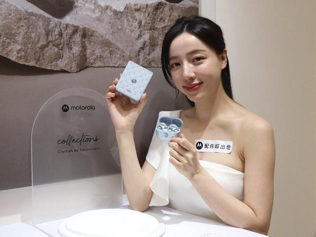 Motorola聯名施華洛世奇推razr 60冰藍限定版 遠傳獨家限量開賣