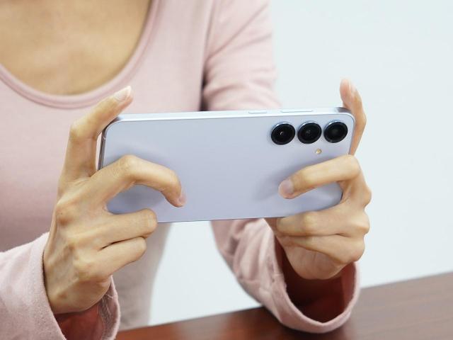 6.2吋三星旗艦手機輕巧又好拿!SAMSUNG S25通路最低價格一次看(2025.10)