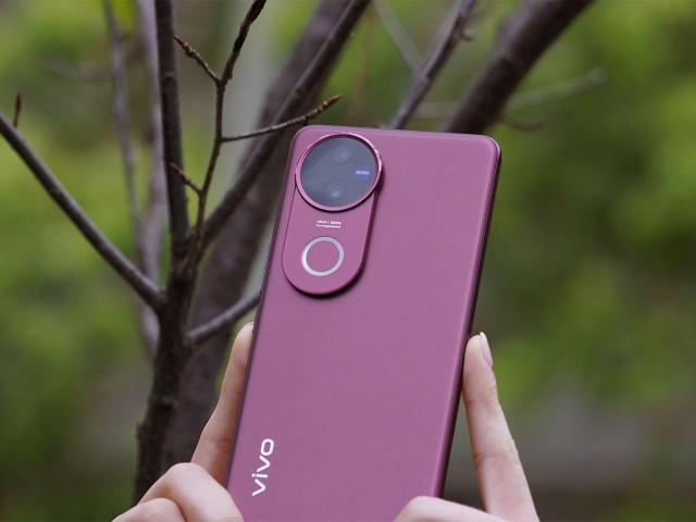 現在買vivo V50影像旗艦手機可省近萬元!通路最低入手價格一次看(2025.10)