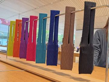 蘋果攜手三宅一生打造Apple手機袋！iPhone Pocket台灣開價7790元