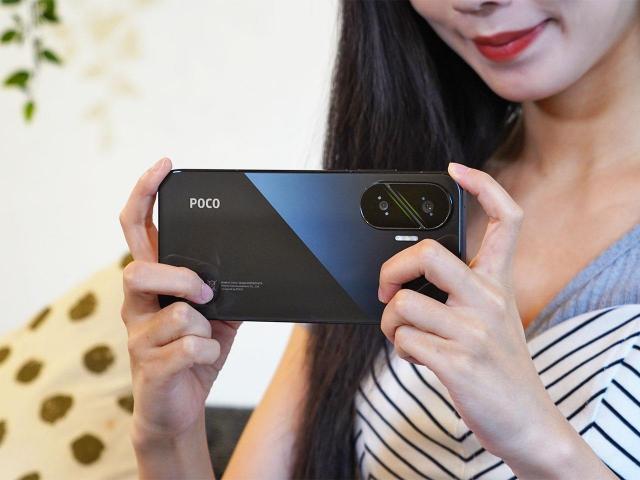 6.83吋輕旗艦手機萬元預算就能入手！POCO F7通路最低價格一次看(2025.11)