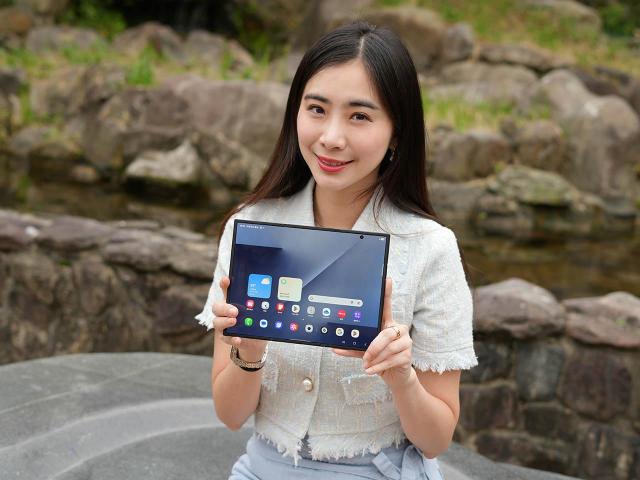 6.5吋手機能當10吋平板用！三星Galaxy Z TriFold三摺手機開箱評測