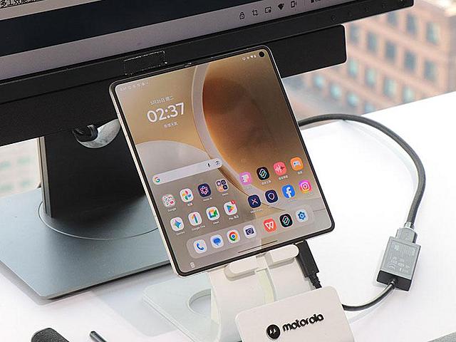 摺疊手機最速跳水王！摩托羅拉razr fold上市3個月價格崩跌快1萬3！9月通路報價一次看
