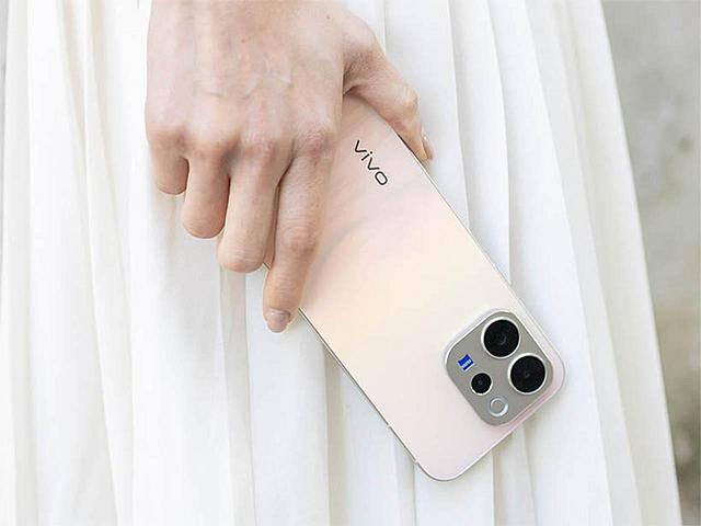 人像攝影平價神器vivo V70上市半年價格超便宜！9月通路最新報價一次看